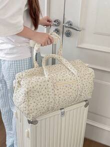 这款纯色印花儿童旅行包配有方便的提手和斜挎肩带，轻便易携，可挂在行李箱上或斜挎携带。