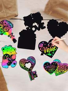 17张/套情人节刮刮卡：心形彩虹刮刮卡，图案包括爱心、丘比特、猫头鹰、信封、热气球、花束和心形钥匙。鲜艳的色彩、彩虹涂鸦卡片和神奇的刮刮纸，使其成为情人节派对礼物、DIY手工和节日游戏的完美选择。 - 情人節款 - 查看 2