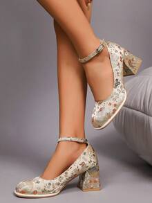 Geeyea A Pair Of Women's Chunky-Heeled Ankle-Strap High Heels With Embroidery, A Chunky Heel Design, And An Adjustable Ankle Strap. They Look Great Paired With A Vintage-Style Dress And Are Suitable For Parties And Evening Events. A Stylish And Traditional Pair Of High Heels. - 杏色 - 查看 2