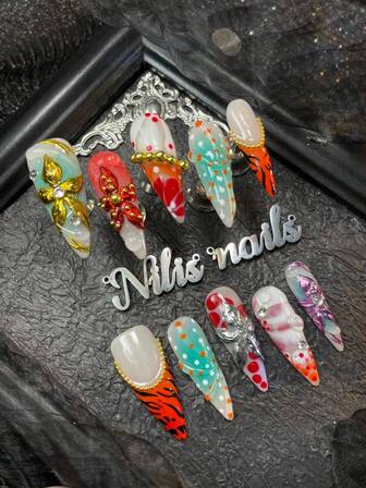 10-pack stiletto-nagelset, 3D tredimensionell strass stålkula och kedjepärla nagelaccessoarer, röd och grön lila tie-dye och orange leopard fransk stil, handritade metallblommor och vattendroppar och prickiga naglar och geometrisk mönsterdesign, bärbart nagelkonstset i Y2K-stil lämpligt för kvinnor till vardagsfester och nyårskläder (inkluderar en bit gelélim och en friktionsremsa) nageltillbehör naglar