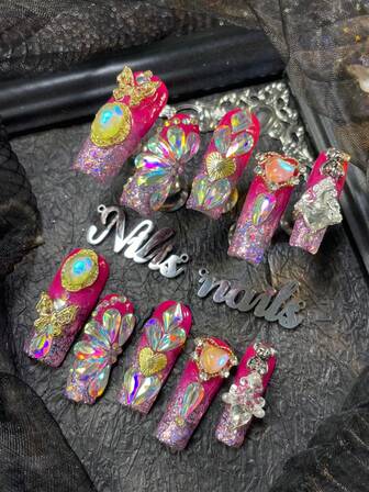 10片手工亚克力美甲贴片，长方形，玫瑰红粉色扎染美甲设计，手工3D立体蝴蝶、爱心、小熊、彩色宝石和水钻美甲配件，Y2K风格美甲套装，适合情人节、聚会、派对，也是送给女性和女孩的绝佳礼物（包含：一块果冻胶和一条摩擦条）。美甲用品