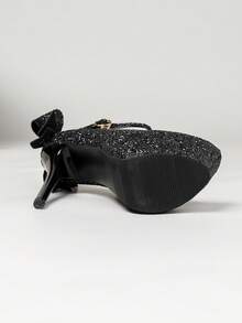 5.5英寸（14厘米）高跟女式时尚浅口鞋，黑色漆皮材质，柔软舒适，蝴蝶结装饰细高跟，优雅性感，单带设计，穿着稳固，适合T台走秀、正式活动、约会、派对和夜店等场合。 - 黑色 - 查看 8