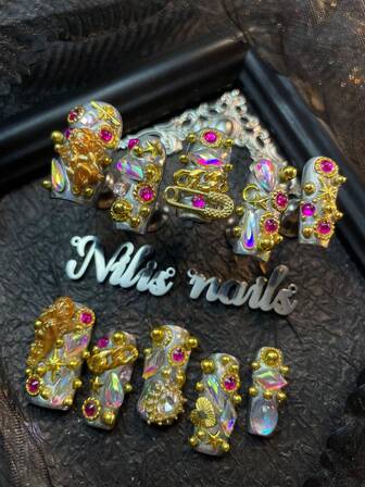 10-delars fyrkantiga nagelset, silverfärgade nageldesigner, 3D tredimensionell strass stålkula & hjärtan & änglar och andra metalltillbehör som kedjor, i kombination med glittrande färgade ädelstenar, bärbart nagelkonstset i Y2K-stil lämpligt för kvinnor att bära dagliga fester (inkluderar: en bit gelélim och en friktionsremsa) nageltillbehör naglar