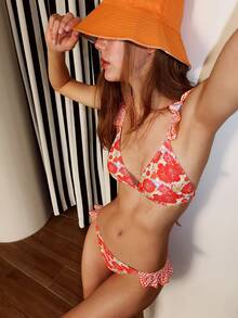 Bộ bikini nữ gợi cảm phong cách Bohemian với họa tiết hoa và bèo nhún, chất liệu co giãn vừa phải, thiết kế hở lưng, thích hợp cho kỳ nghỉ hè ở bãi biển. - Đỏ - Xem 4