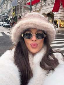 Winter Plush Fashion Gradient Faux Fur Bucket Hats ,Women Thick Warm Fluffy Fox Fur Luxury Panama Bucket Hat.