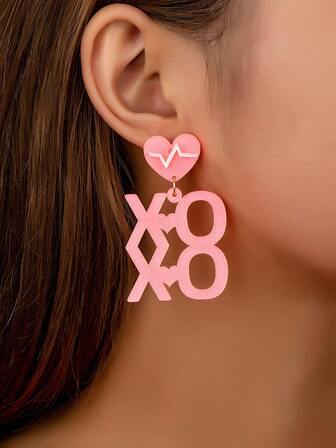 1对粉色亚克力心形字母吊坠耳环，适合作为情人节礼物送给女孩