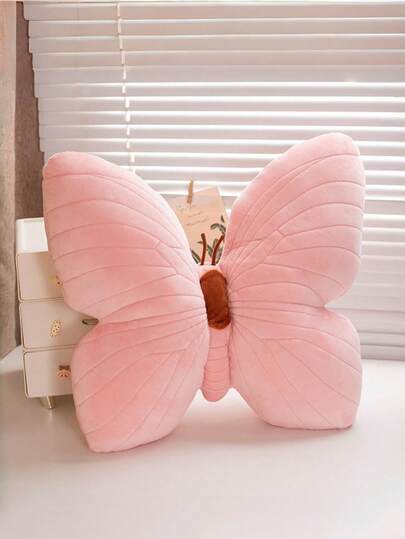 这款可爱柔软的蝴蝶抱枕，为您的客厅沙发、卧室床头板及其他家居空间增添浪漫气息。是馈赠亲朋好友的温暖冬日礼物。