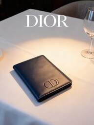 Dior ブラックバッグ、カードウォレット、財布、パスポートケース。ファッショナブルな旅行用書類バッグ、ブラックのテクスチャ。日常使いに。