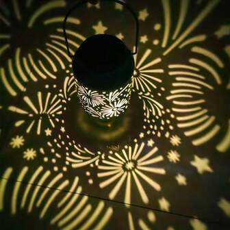 1 pieza de la nueva linterna solar hueca con diseño de fuegos artificiales del 2025, con estructura de hierro y resistente al agua, con características controladas por luz, perfecta para crear un ambiente de Año Nuevo en el jardín. Esta luz decorativa es imprescindible durante la temporada festiva.