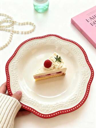 法式复古浮雕花卉陶瓷盘，搭配3D浮雕花卉和波点装饰，融合了韩式ins风和法式宫廷风，适合盛放甜点、沙拉、牛排等食物，契合复古、轻盈法式和韩式温馨家居或用餐场景。