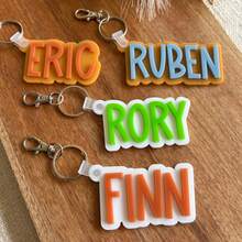 Chaveiro com nome personalizado em acrílico para mochila, bolsa de fraldas, lancheira, presente para mulheres, família e meninas. Colorido, fofo, adorável, divertido, kawaii, Y2K, estiloso, unissex, casual, personalizado, único, sob medida. Presente ideal para ele, para ela, namorado, namorada, família, amigos, material escolar, para adolescentes, alunos do ensino fundamental, ensino médio, universitários, calouros, veteranos, estudantes dos primeiros anos. Delicado, romântico, utilitário e chique. - prateado - Ver 8