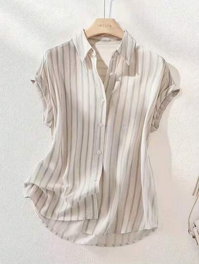 Esta camisa de mujer casual y de moda de poliéster a rayas presenta un cuello con botones, mangas cortas de murciélago y un diseño de longitud regular con la parte delantera corta y la parte trasera larga.