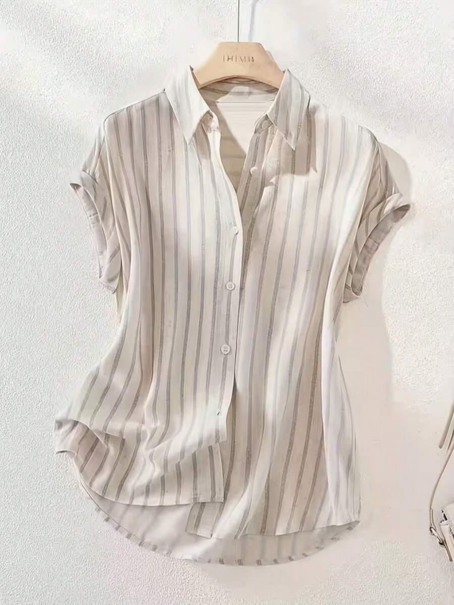 这款休闲时尚的女士夏季条纹涤纶衬衫采用纽扣领、短蝙蝠袖和前短后长的常规长度设计。 - 白色 - 查看 1