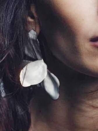 Vintage White Enamel Large Flowers Metal Stud Earrings For Women European American Personality Wedding Romantic Jewelry Gifts