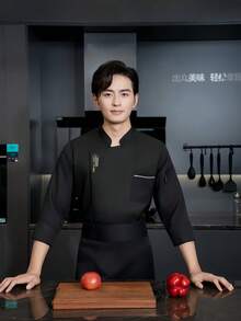 新款时尚刺绣厨师服，高端黑色男女通用长袖，适合秋冬季节，适用于高档酒店、西餐厅、快餐店、烧烤店、面包店、咖啡店等场所。吸湿排汗、抗皱、抗起球、防缩水、不变形。面料柔软亲肤。经典立领设计，优雅隐形纽扣，穿着舒适便捷。 - 黑色 - 查看 5