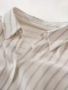这款休闲时尚的女士夏季条纹涤纶衬衫采用纽扣领、短蝙蝠袖和前短后长的常规长度设计。 - 白色 - 查看 2