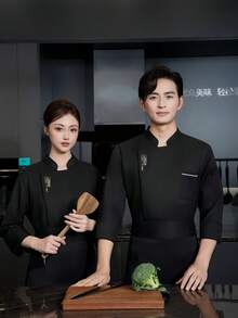 新款时尚刺绣厨师服，高端黑色男女通用长袖，适合秋冬季节，适用于高档酒店、西餐厅、快餐店、烧烤店、面包店、咖啡店等场所。吸湿排汗、抗皱、抗起球、防缩水、不变形。面料柔软亲肤。经典立领设计，优雅隐形纽扣，穿着舒适便捷。 - 黑色 - 查看 8