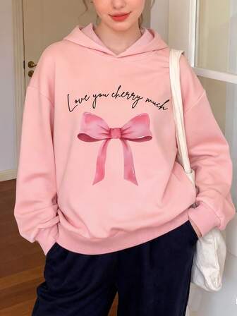 Tonårsflicka med rosett och mönster, tryckt och avslappnad huvtröja. Lämplig för vardagsbruk, fest, skola, musikfestivaler, semester, pendling.