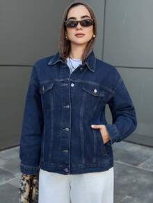 DAZY 女款落肩長袖口袋寬鬆休閒牛仔外套，春秋季女裝，端莊時尚校園風 - 深色水洗藍 - 查看 6