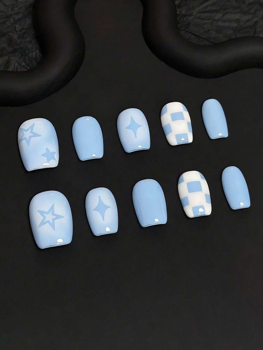 10 móng giả thủ công nguyên chất, móng ngắn, móng vuông. Màu nền là xanh da trời nhạt, với họa tiết ngôi sao bốn cánh và năm cánh cùng tông màu. Đơn giản nhưng có chút tinh nghịch. Họa tiết bàn cờ xanh trắng cổ điển và hoài cổ, rất phù hợp với màu nền xanh nhạt. Móng tay thanh lịch, dễ thương dành cho phái nữ và các cô gái, thích hợp cho các lễ hội, tiệc tùng và sử dụng hàng ngày trong mùa xuân, hè, thu, đông. Phụ kiện làm móng - Màu xanh lam - Xem 1