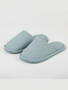 Tramas+ Pantofole a costine raya ancha índigo con diseño simple y suela amortiguada, hechas en EVA para una mayor ligereza y flexibilidad, suaves al tacto para máximo confort. Disponibles en varias tallas, ideales para quienes buscan comodidad y estilo en el hogar. - INDIGO - Ver 1