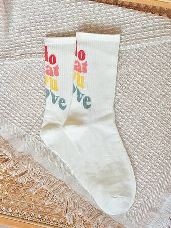 1双女士多色袜子，柔软舒适，象牙色底面饰以简约彩色字母图案，适合日常穿着，中筒长度。
