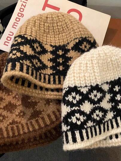 1 Fair Island 复古菱格纹针织渔夫帽，适合秋冬季节佩戴，大头围设计，可露出脸型，小巧保暖，适合户外穿着，是女士冬季服装的理想之选。