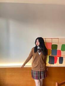 一套日式学院风校服，卡其色针织开衫外套，红色格子高腰百褶裙，长袖内衬，四件套，秋冬款 - 彩色 - 查看 3