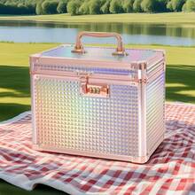 1个铝合金便携式化妆箱 - 大容量多层带镜子，方便专业化妆师收纳化妆品和日常工具。