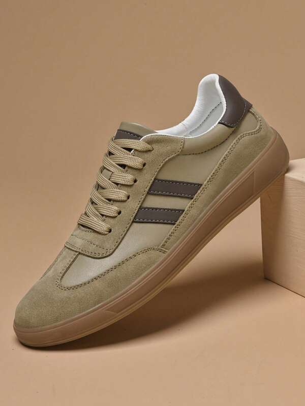 Nuove sneaker casual da uomo di design con tomaia bassa, classiche, antiscivolo, resistenti all'usura, leggere, con suola morbida, stile sportivo campus con patchwork di moda