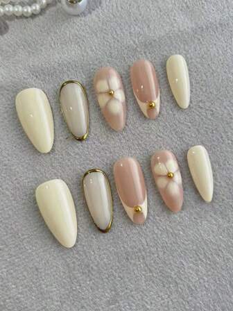 10 piezas de uñas postizas de almendra de longitud media-larga - Estética de otoño e invierno en blanco crema y rosa pálido, diseño de teñido anudado con flores pintadas a mano, con tachuelas doradas y borde dorado francés, arte de manicura elegante y reutilizable para mujeres (incluye pegamento de gelatina y lima de uñas mini)
