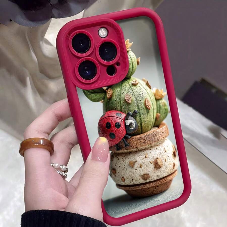 Carcasa de telefono con borde negro para iPhone 13 Pro Max con diseño de cactus y mariquita roja en maceta decorativa ideal para uso diario y protección del dispositivo - Burdeos - Ver 1