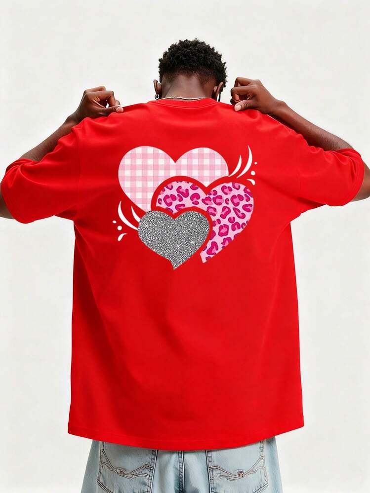 Corazones que evocan romanticismo uno con patrón de cuadros otro con manchas de leopardo y uno brillante simbolizan amor y afecto camiseta de hombre ideal para expresar tus sentimientos con un toque moderno y atrevido camiseta de hombre 100% algodón con estilo juvenil. - Rojo - Añade 6