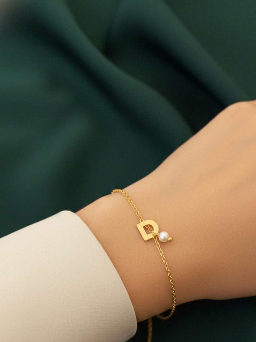 Pulseira Inicial D Banhada a Ouro 18k com Pérola de Madrepérola - Dourado - Visão 1