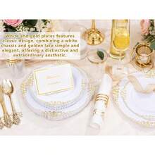 Zestaw obiadowy 125/50/25/12 elementów z białą podstawą i tłoczonym złotym rantem, zawiera talerzyki deserowe 7,5"/talerze obiadowe 10,25", złote sztućce, odpowiedni na wesele, wieczór panieński, zaręczyny, rocznicę, wieczór panieński, urodziny, ukończenie szkoły, spotkanie rodzinne, świąteczne przyjęcie firmowe. Dodaje eleganckiego i wyrafinowanego akcentu do Twojego przyjęcia lub kolacji.