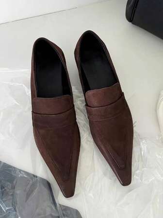 Zapatos de tacón bajo con punta puntiaguda y estilo retro francés para primavera 2025, zapatos de piel elegantes con tacón de gatito para uso diario para mujeres