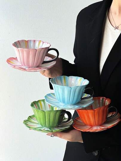 一套彩色线条花卉陶瓷咖啡杯碟，手绘可爱马克杯，适合居家聚会、装饰、生日、情人节、婚礼、派对、送礼等场合。