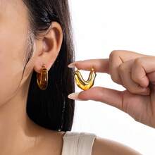 Retro-Style Maillard Resin V-Shaped Thick Earrings, Stainless Steel Hypoallergenic Studs, Suitable For Fashionable Women To Wear Every Day, And Suitable For Various Parties And Occasions. - Geometric Shapes - View 6