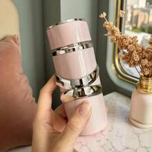 Fragancia de Oriente Medio, latafa yaraa 100 ml (3.4 fl oz), elegantemente presentada en un estuche de regalo. Latta Yar, un Eau de Toilette en Spray para Mujer, es perfecto para uso personal o como regalo especial. Este spray versátil y ligero es perfecto para tu pareja, jefe o amigo cercano. También se puede usar como fragancia para el cabello. - Floral - Ver 4