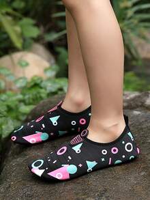 1双儿童透气网布印花水鞋，防滑耐磨薄底，适合沙滩、戏水、瑜伽、室内外活动，春夏款 - 黑色 - 查看 2