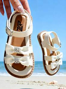 صنادل بنات أميرة ذات نمط جديد لصيف 2024، مزينة بفراشة مزدوجة وإكسسوارات من الراين، من جلد صناعي بيج ناعم القاع، مفتوحة الأصابع، مريحة وسهلة الارتداء والخلع، مناسبة للاستخدام اليومي والمدرسة والحفلات، ضرورية لصيف، موديلات بنات شعبية وأنيقة، هدية مثالية للعطلات - بيج - مشاهدة 15