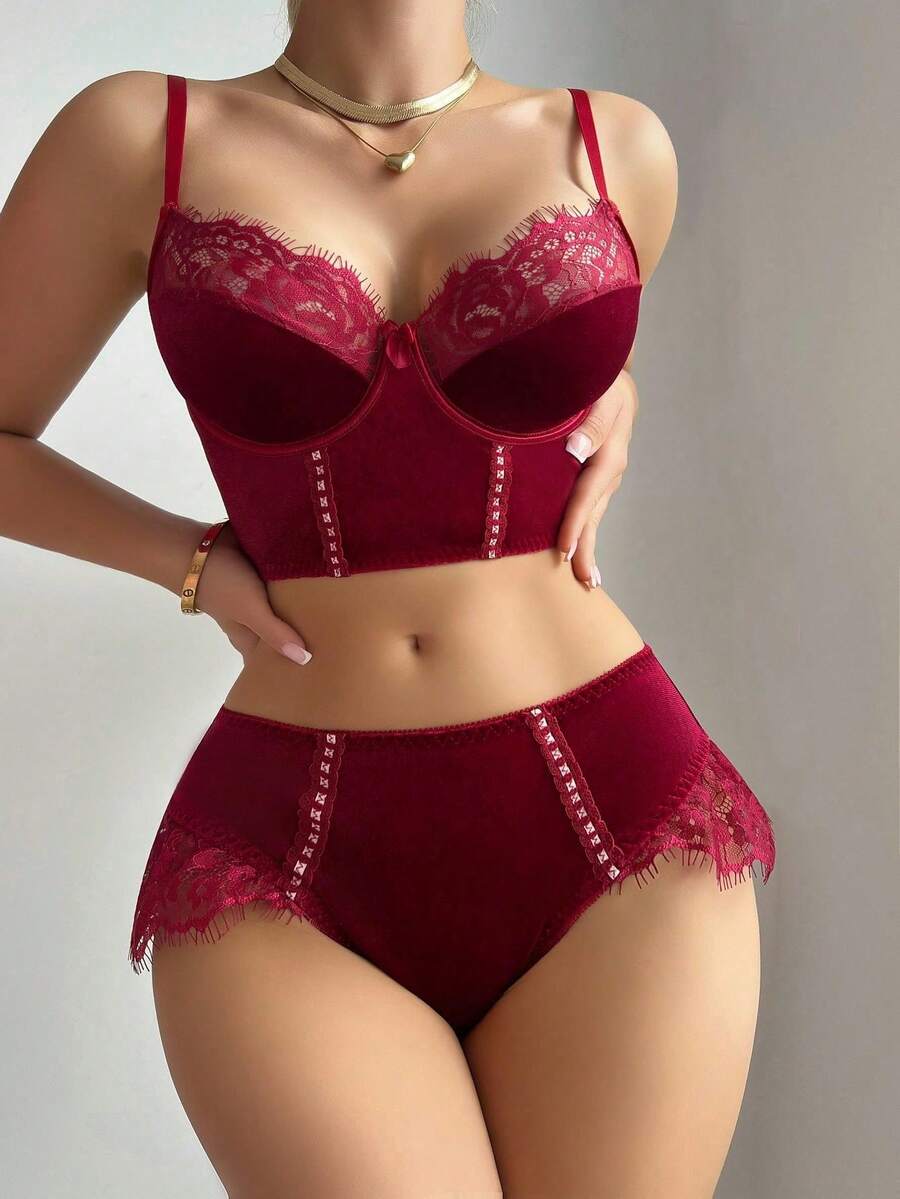 Conjunto de 2 peças: Top de sutiã com aro e detalhes em renda e veludo + Calcinha triangular com detalhes em renda, minimalista e elegante. - Borgonha - Ver 1