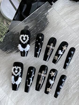 10 piezas de uñas postizas largas, manicura de cuatro estaciones, uñas falsas con base negra incrustada con corazones de perlas blancas y alas, decoraciones de diamantes en forma de cruz que añaden un toque fresco, estilo de niña dulce y oscura, equilibrando dulzura y audacia, adecuado para niñas y mujeres en bodas, escenarios, bailes y fiestas, 10 piezas de uñas postizas largas