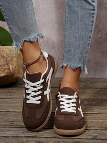 1 双女士时尚休闲鞋 - 圆头系带低帮运动鞋，棕色鞋面配白色几何图案，适合中青年人，适合聚会、通勤等场合。 - 棕色 - 查看 2