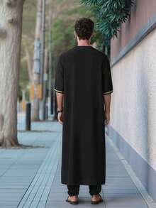 Man's Arabian Robe With Pockets With Contrasting Gold Edges. The Fabric Is Skin Friendly And Soft, Suitable For Daily Occasions