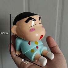CRAYON SHINCHAN 1个可爱蜡笔小新桌面摆件，蜡笔小新懒洋洋的手机支架，塑料摆件，手机支架（略有瑕疵） - 彩色 - 查看 7