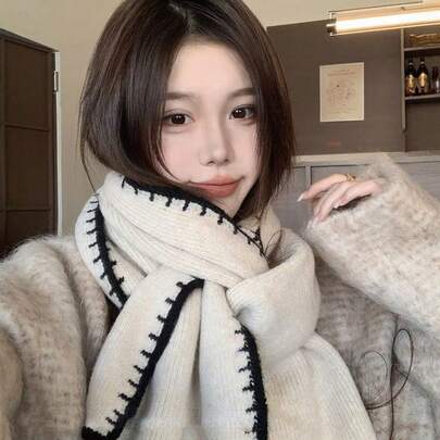 1条米色针织围巾，女士款，柔软厚实保暖，适合学生，新款冬季围巾，情侣款也适用。