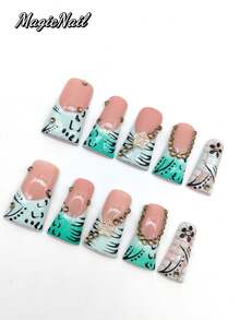 10片纯手工压制可佩戴美甲片，33毫米长，喇叭形，鸭嘴形，白青色搭配，黄色水钻点缀，项链造型，白色染色蛇皮纹理，手绘黑色线条和斑点。适合日常休闲度假、宴会、派对、演出等场合。假指甲 - 彩色 - 查看 3