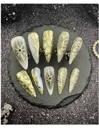 10片装长款按压式美甲，尖头造型，现代白色、银色和金色，3D立体装饰，镀铬Y2K摇滚风格，银色猫眼和邪眼全覆盖假指甲套装，欧式金属工艺设计，街头酷炫朋克风，全覆盖亚克力银色按压式美甲套装，适合女性和女孩，经典手工美甲，包含1个果冻垫和1个指甲锉。