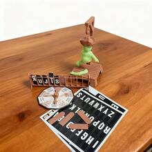 El Juego de Palabras, Letras en Español Blancas, Inglés Negro. Gira la rueda para determinar la acción, usa las fichas de letras para formar la palabra. Si se adivina incorrectamente, el personaje será "ahorcado" gradualmente. Similar al clásico juego "Ahorcado", el objetivo es adivinar la palabra correctamente o evitar que el personaje sea "ejecutado". Adecuado para interacción multiplayer, para ocio y entretenimiento, y para ejercitar el vocabulario. Horca magnética, Palabra Misteriosa - Multicolor - Ver 14